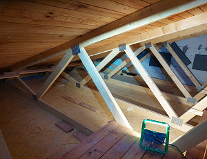 Zateplení stropu rodinného domu pomocí foukané izolace